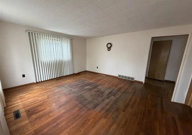 Photo 3 of Single family home for sale at 1704 Pulaski St, Bay City, MI 48708 | MLS# 50223538 | Listing updated on 2026-10-12