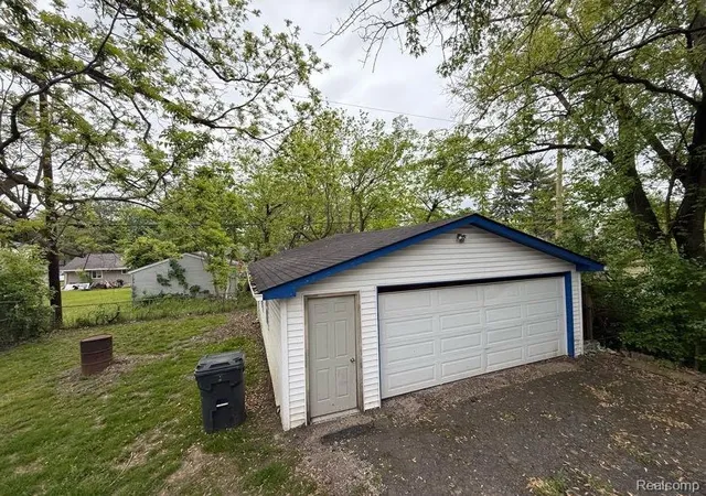 Photo 3 of Single family home for sale at 664 Melrose St, Pontiac, MI 48340 | MLS# 61024640 | Listing updated on 2026-09-08