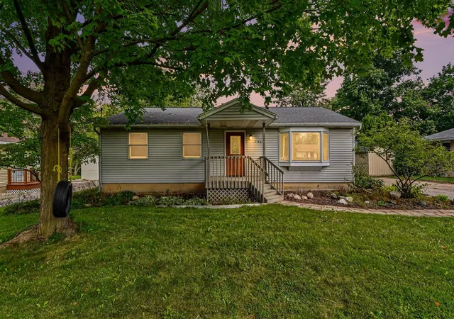 Photo 2 of Sale Pending at 2146 Engleside Dr, Grand Rapids, MI 49546 | MLS# 70556313 | Listing updated on 2026-09-17
