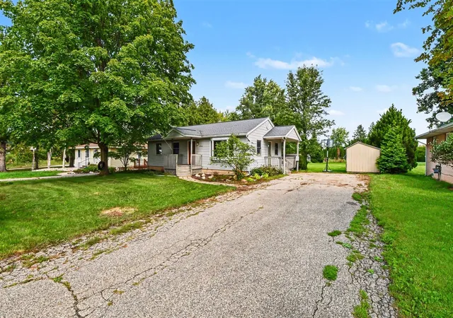 Photo 3 of Sale Pending at 2146 Engleside Dr, Grand Rapids, MI 49546 | MLS# 70556313 | Listing updated on 2026-09-17