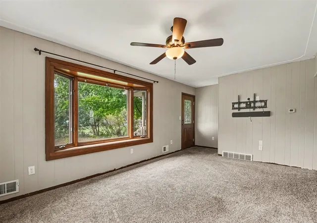 Photo 4 of Sale Pending at 2146 Engleside Dr, Grand Rapids, MI 49546 | MLS# 70556313 | Listing updated on 2026-09-17
