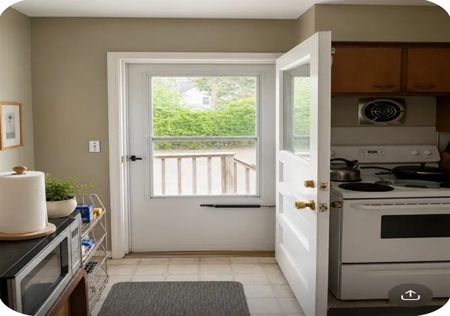Listing Photo 5 - Condo for sale in building located at 233 Collingwood Dr, Ann Arbor, MI 48103
