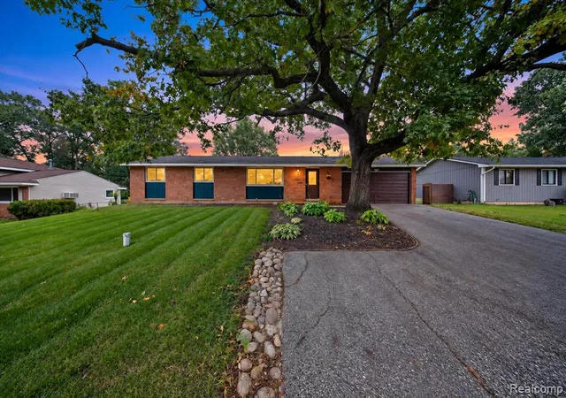 Photo 1 of Sale Pending at 3376 S Commerce Rd, Commerce Township, MI 48390 | MLS# 61035341 | Listing updated on 2026-10-15