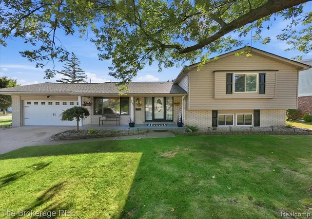 Photo 2 of Sale Pending at 701 Salem Dr, Davison, MI 48423 1737 | MLS# 61025957 | Listing updated on 2026-09-13