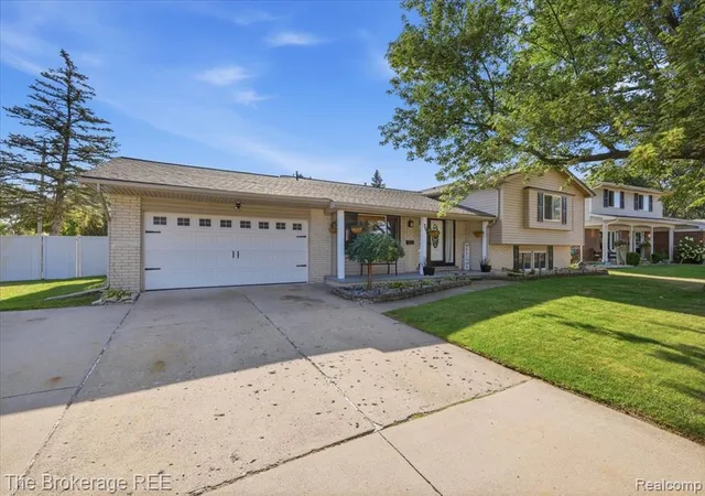 Photo 3 of Sale Pending at 701 Salem Dr, Davison, MI 48423 1737 | MLS# 61025957 | Listing updated on 2026-09-13