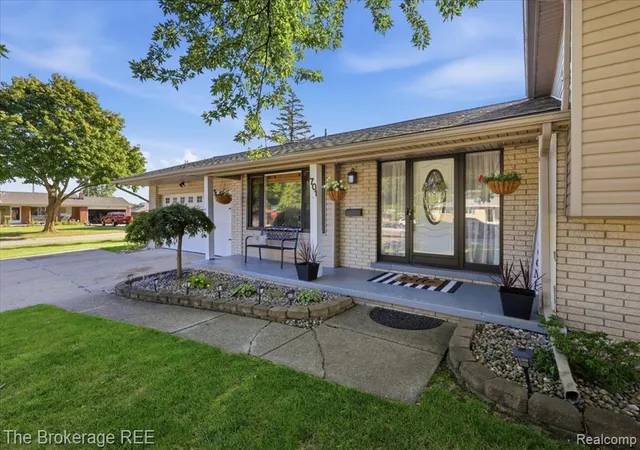 Photo 3 of Sale Pending at 701 Salem Dr, Davison, MI 48423 1737 | MLS# 61025957 | Listing updated on 2026-09-13