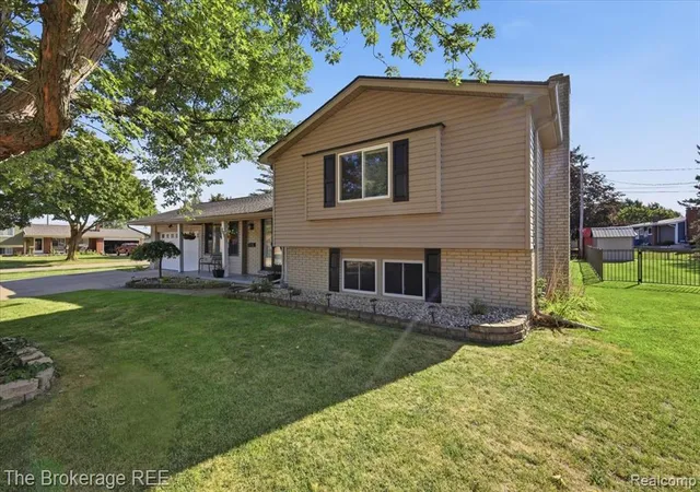 Photo 4 of Sale Pending at 701 Salem Dr, Davison, MI 48423 1737 | MLS# 61025957 | Listing updated on 2026-09-13
