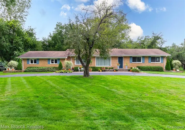 Photo 1 of Single family home for sale at 28513 W Kalong Cir, Southfield, MI 48034 | MLS# 61029840 | Listing updated on 2026-10-17