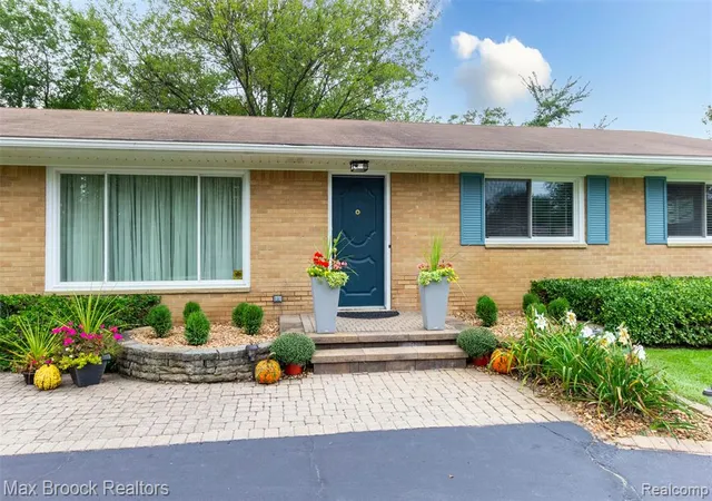 Photo 2 of Single family home for sale at 28513 W Kalong Cir, Southfield, MI 48034 | MLS# 61029840 | Listing updated on 2026-10-17