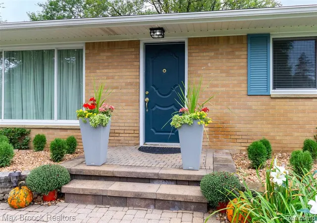 Photo 3 of Single family home for sale at 28513 W Kalong Cir, Southfield, MI 48034 | MLS# 61029840 | Listing updated on 2026-10-17