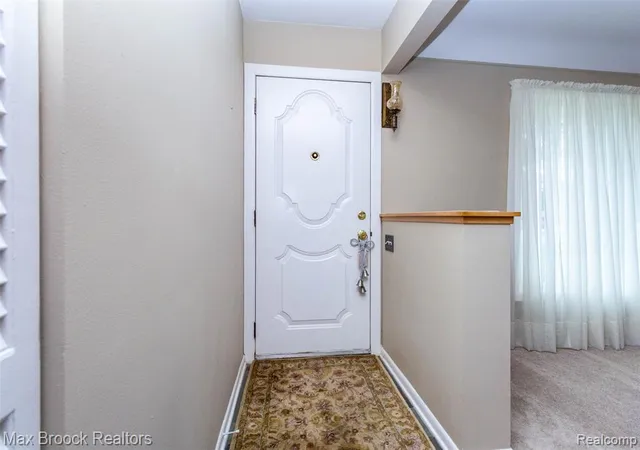 Photo 4 of Single family home for sale at 28513 W Kalong Cir, Southfield, MI 48034 | MLS# 61029840 | Listing updated on 2026-10-17