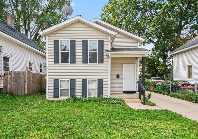 Photo 3 of Sale Pending at 310 Fox St, Grand Rapids, MI 49507 | MLS# 70557519 | Listing updated on 2026-09-18