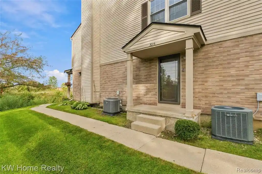 Listing Photo 1 - Condo for sale in 3216 High Pointe Ridge Rd located at 3216 High Pointe Ridge Rd, Lake Orion, MI 48359 - Unit 3216 High Pointe Ridge Rd