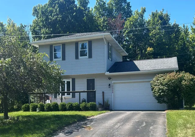 Photo 2 of Single family home for sale at 10555 Center Rd, Traverse City, MI 49686 | MLS# 80072955 | Listing updated on 2026-09-15