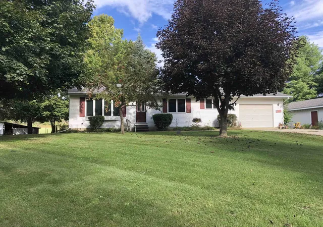 Photo 1 of Single family home for sale at 1640 W Surrey Rd, Farwell, MI 48622 | MLS# 50223584 | Listing updated on 2026-10-22