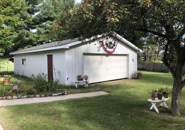 Photo 2 of Single family home for sale at 1640 W Surrey Rd, Farwell, MI 48622 | MLS# 50223584 | Listing updated on 2026-10-22