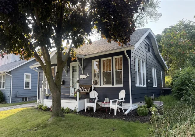 Photo 3 of Single family home for sale at 484 Upton Dr, Saint Joseph, MI 49085 | MLS# 70552157 | Listing updated on 2026-09-05