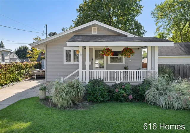 Photo 1 of Single family home for sale at 810 Oaklawn St, Grand Rapids, MI 49505 | MLS# 70563314 | Listing updated on 2026-10-29