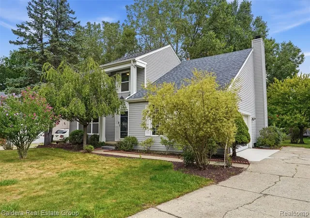 Photo 1 of Sale Pending at 1753 Dawncrest Dr, West Bloomfield, MI 48324 1113 | MLS# 61023584 | Listing updated on 2026-09-02