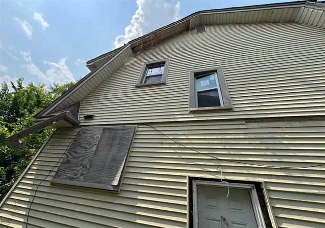 Photo 3 of Single family home for sale at 5985 Lakeview St, Detroit, MI 48021 | MLS# 70559631 | Listing updated on 2026-09-23