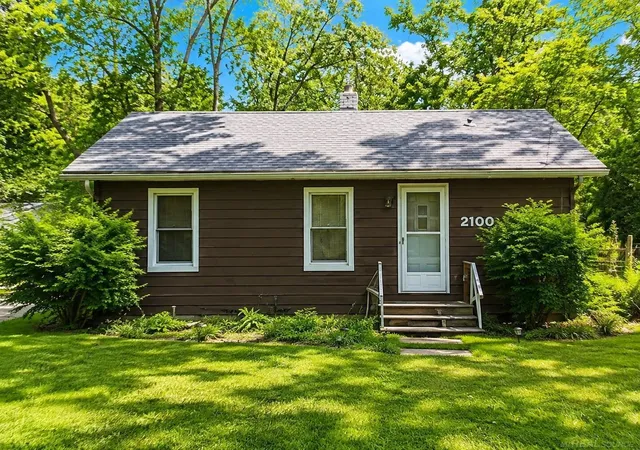 Photo 1 of Single family home for sale at 2100 Pompey St, Waterford, MI 48327 | MLS# 50220090 | Listing updated on 2026-09-30
