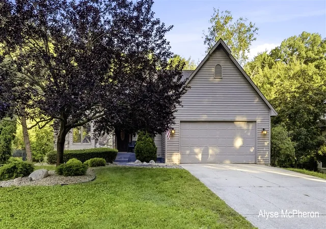Photo 2 of Single family home for sale at 18121 Lovell Rd, Spring Lake, MI 49456 | MLS# 70554990 | Listing updated on 2026-09-10