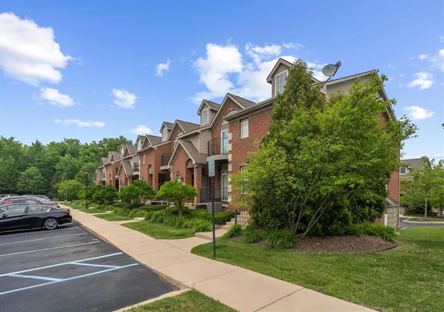 Listing Photo 5 - Condo for sale in building located at 228 W Oakbrook Dr, Ann Arbor, MI 48103