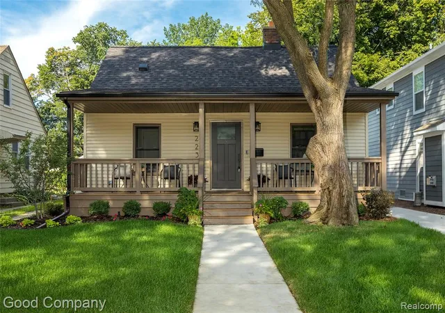 Photo 1 of Single family home for sale at 223 N Alexander Ave, Royal Oak, MI 48067 1979 | MLS# 61013200 | Listing updated on 2026-10-21