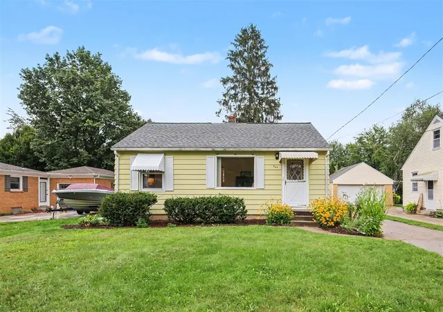 Photo 2 of Sale Pending at 544 Charlotte Ave, Grand Rapids, MI 49504 | MLS# 70556216 | Listing updated on 2026-09-08