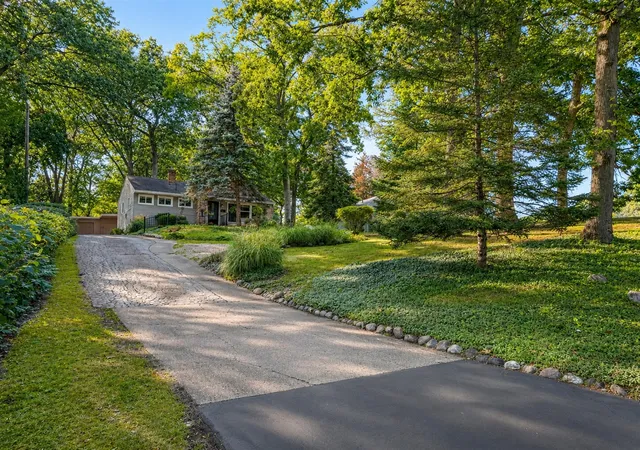 Photo 3 of Sale Pending at 3221 Virginia Ave, Kalamazoo, MI 49004 | MLS# 70555208 | Listing updated on 2026-09-10