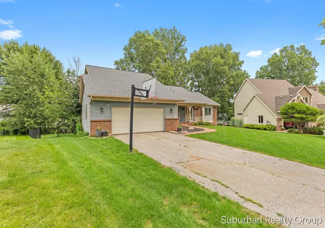 Photo 3 of Sale Pending at 2543 Glencairin Dr, Grand Rapids, MI 49504 | MLS# 70551503 | Listing updated on 2026-09-23