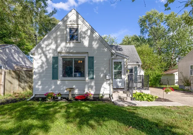 Photo 2 of Sale Pending at 2920 Charlesgate Ave, Wyoming, MI 49509 | MLS# 70557959 | Listing updated on 2026-09-18