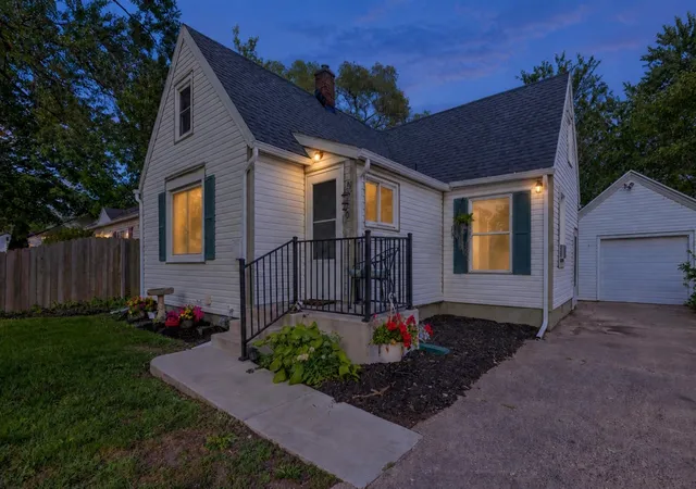 Photo 3 of Sale Pending at 2920 Charlesgate Ave, Wyoming, MI 49509 | MLS# 70557959 | Listing updated on 2026-09-18