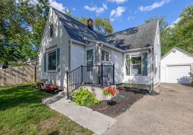 Photo 3 of Sale Pending at 2920 Charlesgate Ave, Wyoming, MI 49509 | MLS# 70557959 | Listing updated on 2026-09-18
