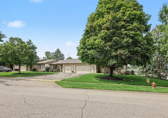 Listing Photo 2 - Condo for sale in building located at 6661 Leisure Creek Dr, Caledonia, MI 49316