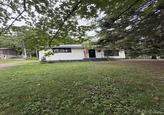 Photo 3 of Single family home for sale at 1404 Pioneer Rd, Marquette, MI 49855 | MLS# 50221742 | Listing updated on 2026-09-29