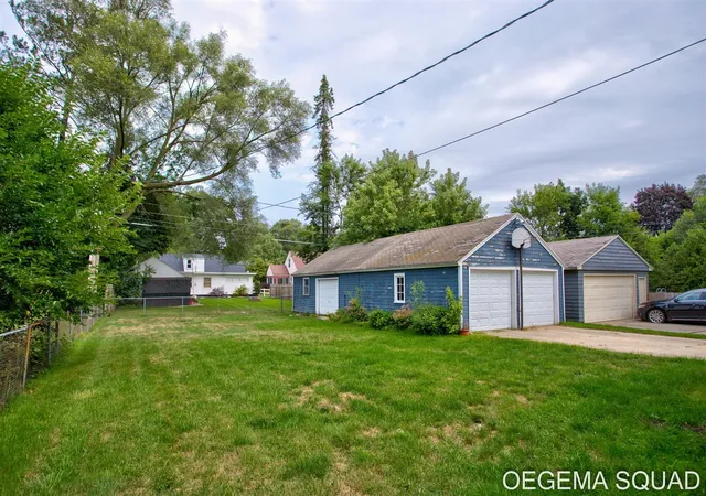 Photo 2 of Single family home for sale at 15 E 35th St, Holland, MI 49423 | MLS# 70555048 | Listing updated on 2026-09-09