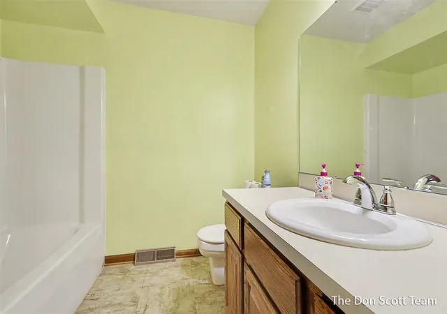 Listing Photo 5 - Condo for sale in building located at 1134 Amberwood W Dr, Byron Center, MI 49315