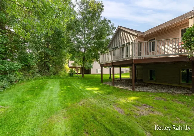 Listing Photo 2 - Condo for sale in building located at 2532 Highridge Hls Ln, Grand Rapids, MI 49546