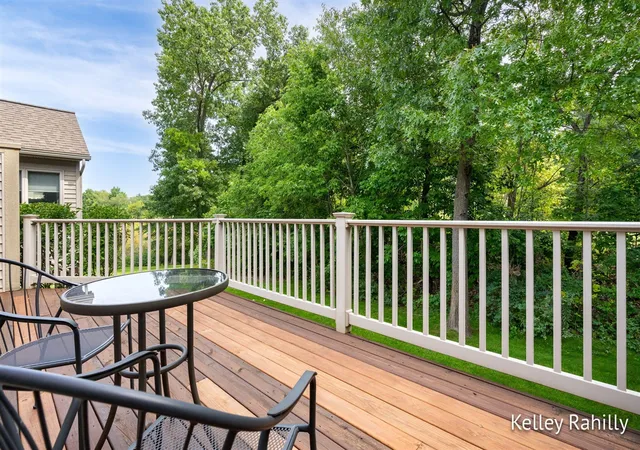 Listing Photo 1 - Condo for sale in building located at 2532 Highridge Hls Ln, Grand Rapids, MI 49546 - Unit #