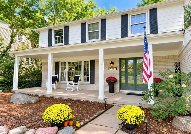 Photo 1 of Sale Pending at 30954 Oak Valley Dr, Farmington Hills, MI 48331 1418 | MLS# 61025258 | Listing updated on 2026-10-11