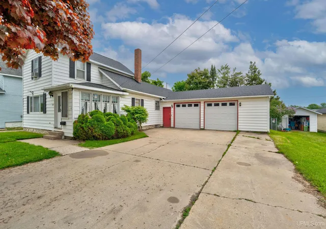 Photo 2 of Single family home for sale at 218 N Houghton Ave, Manistique, MI 49854 | MLS# 50220624 | Listing updated on 2026-09-09