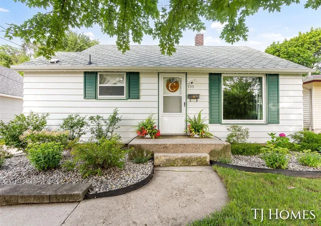 Photo 1 of Sale Pending at 939 Benjamin Ave, Grand Rapids, MI 49503 | MLS# 70563300 | Listing updated on 2026-10-13