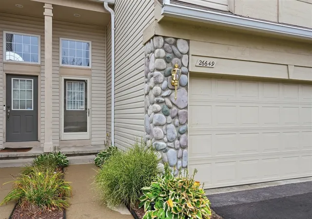Listing Photo 2 - Condo for sale in building located at 26649 Kirkway Dr, Woodhaven, MI 48183