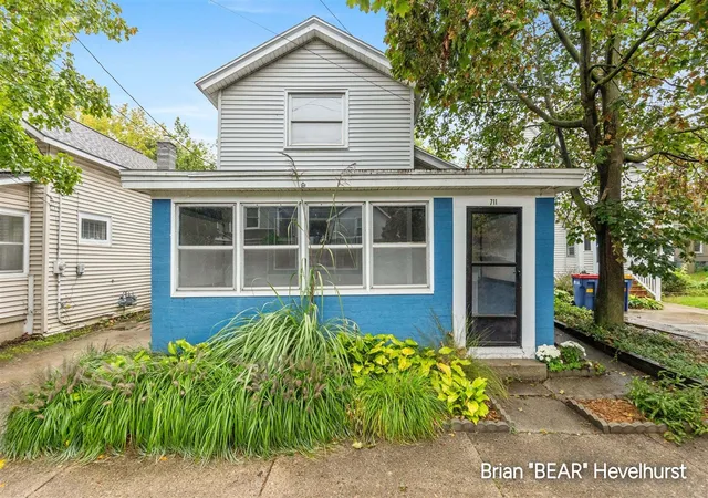 Photo 2 of Single family home for sale at 711 Veto St, Grand Rapids, MI 49504 | MLS# 70562115 | Listing updated on 2026-10-28