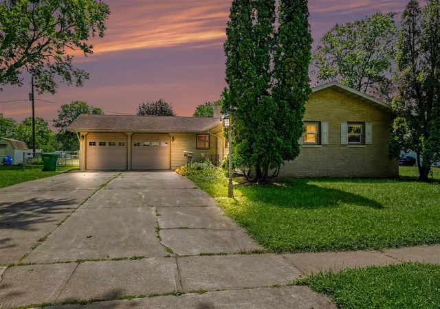Photo 2 of Single family home for sale at 1806 Broadway St, Niles, MI 49120 | MLS# 70554797 | Listing updated on 2026-09-15