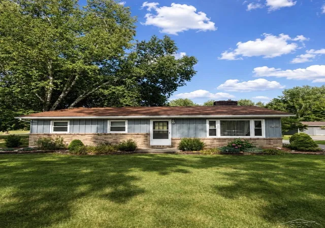Photo 2 of Sale Pending at 21991 Huron River Dr, New Boston, MI 48164 | MLS# 50219308 | Listing updated on 2026-10-13