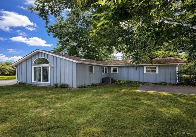 Photo 3 of Sale Pending at 21991 Huron River Dr, New Boston, MI 48164 | MLS# 50219308 | Listing updated on 2026-10-13