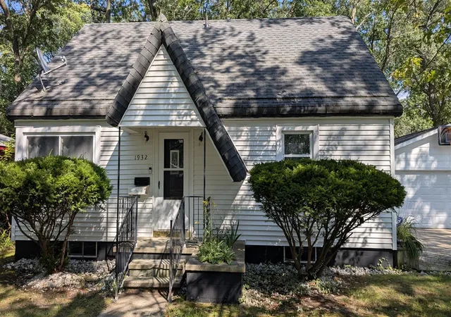Photo 2 of Sale Pending at 1932 Elwood St, Muskegon, MI 49442 | MLS# 70555309 | Listing updated on 2026-09-04