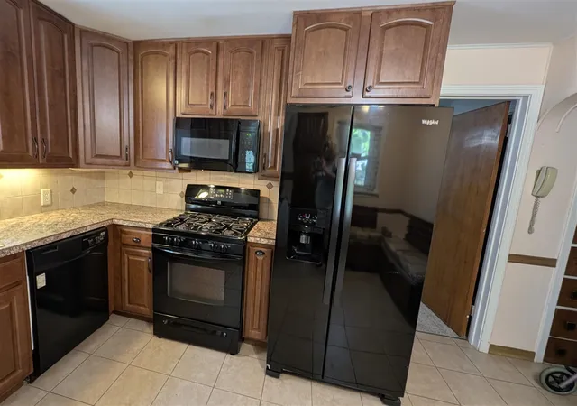 Photo 3 of Sale Pending at 1932 Elwood St, Muskegon, MI 49442 | MLS# 70555309 | Listing updated on 2026-09-04